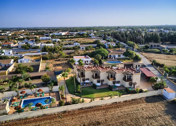 科尼尔别墅公寓式酒店 *