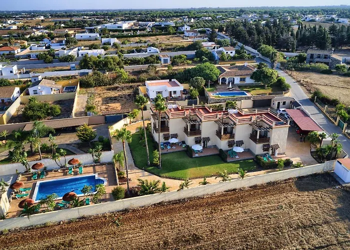 科尼尔别墅公寓式酒店 *